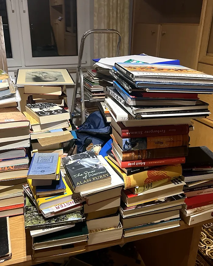 Bücherstapel aus einem Nachlass