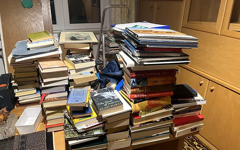 Bücherstapel aus einem Nachlass