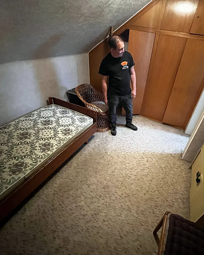 Dachzimmer vor der Räumung