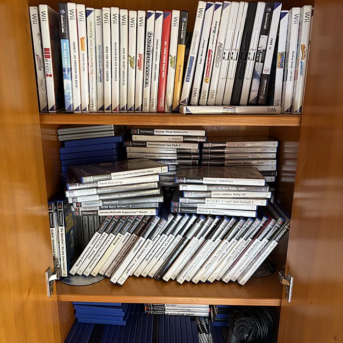 Regal voller Videospiele für PlayStation 2 und Wii
