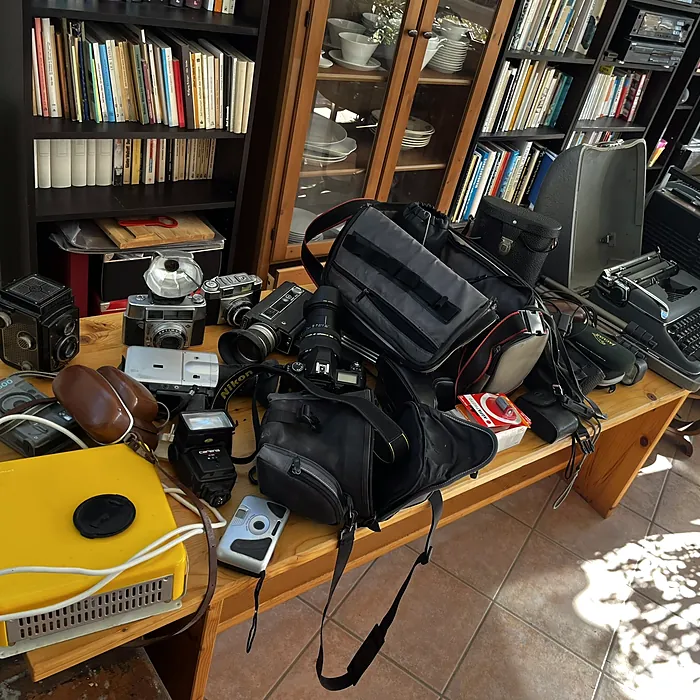 Alte Kameras und Taschen auf einem Schreibtisch