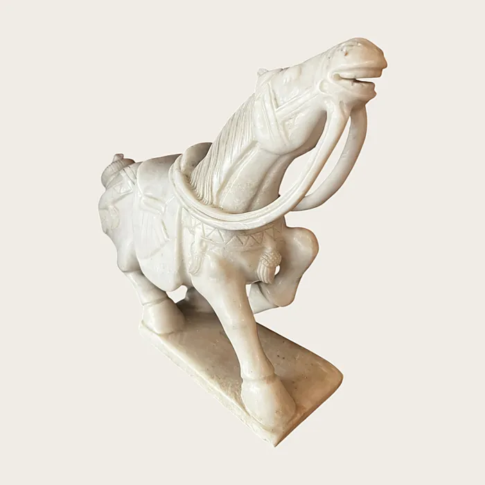Weiße Pferdefigur