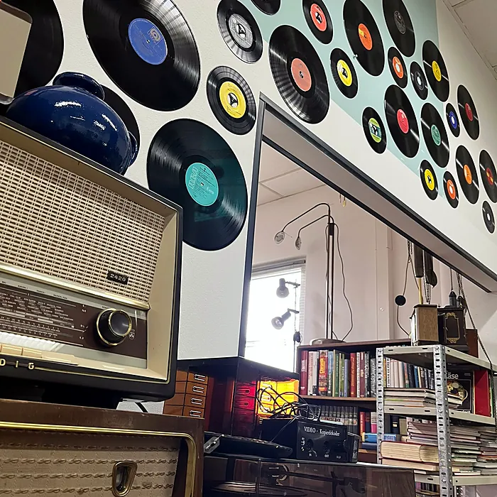 Schallplatten an der Wand und alte Radios