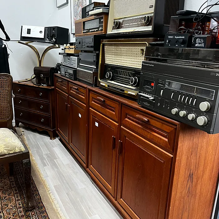 Röhrenradios und Hi-Fi auf einem Sideboard