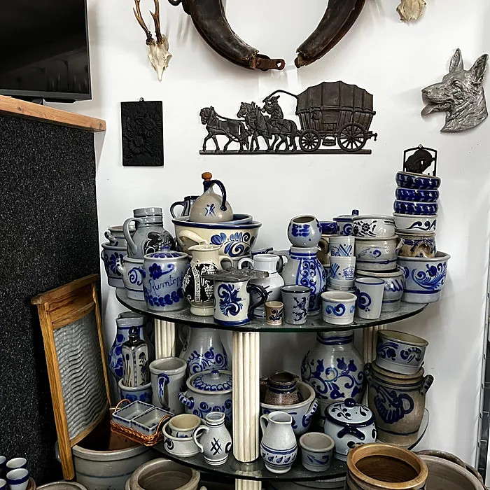 Blaugraues Steingut auf einem Regal