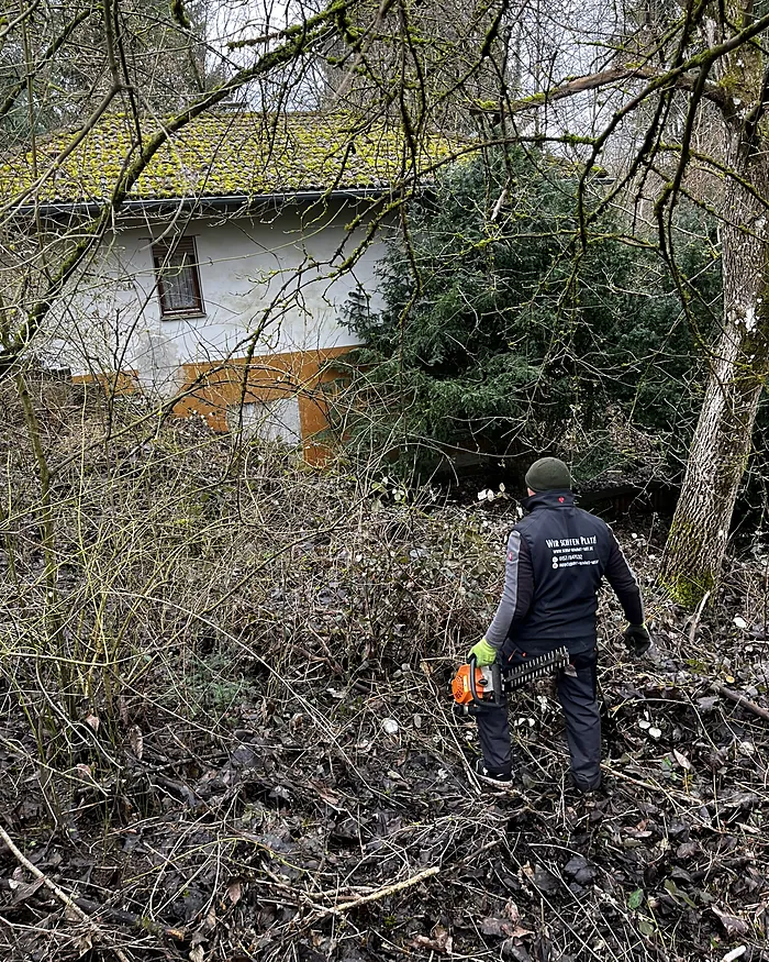 Garten am Hang wird geräumt