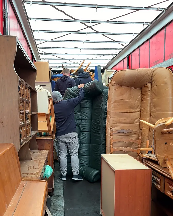 Transporter wird bei einer Räumung beladen