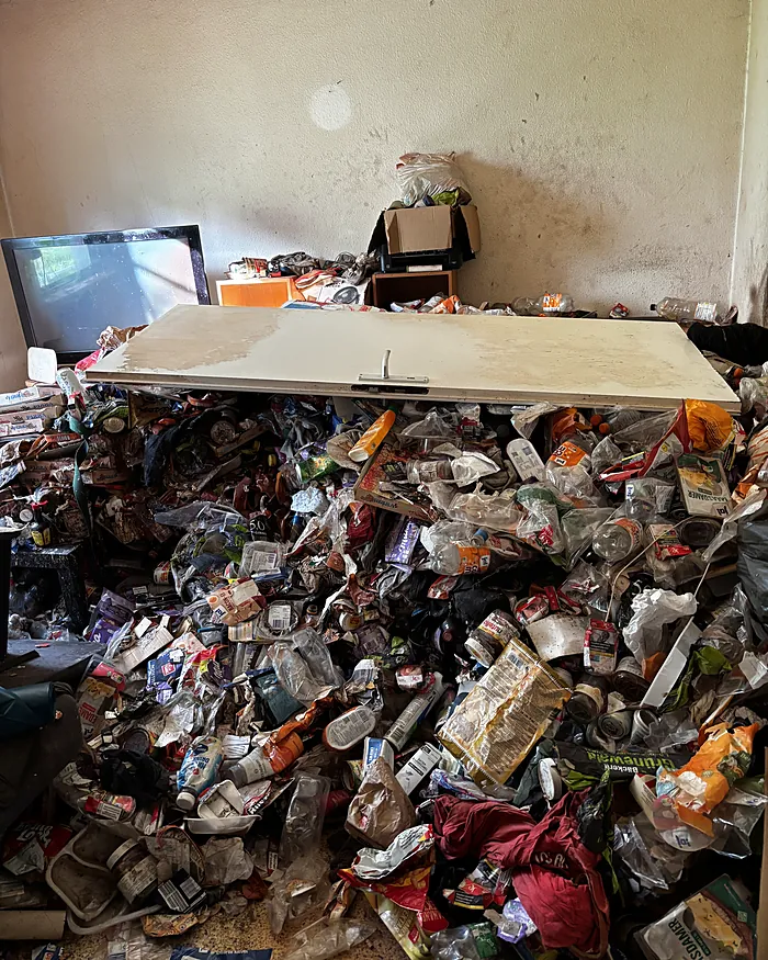 Vermüllte Wohnung vor der Räumung