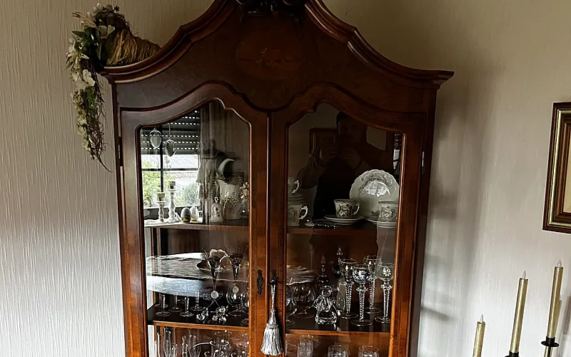 Vitrine aus einem Nachlass