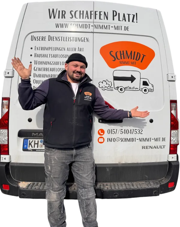 Nikita Schmidt, Inhaber von Schmidt nimmt mit, vor seinem beschrifteten Transporter