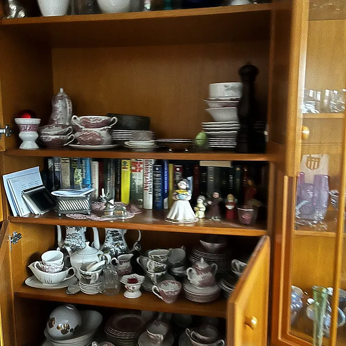 Vitrine mit Porzellan, Gläsern und Büchern