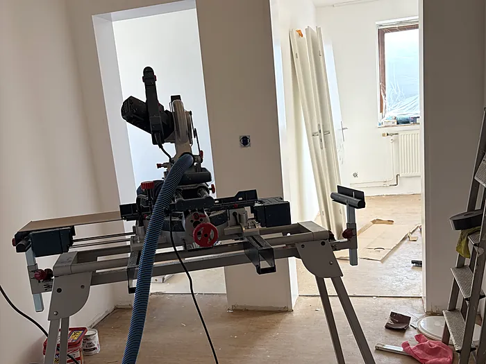 Renovierung: Kappsäge im Flur einer Wohnung