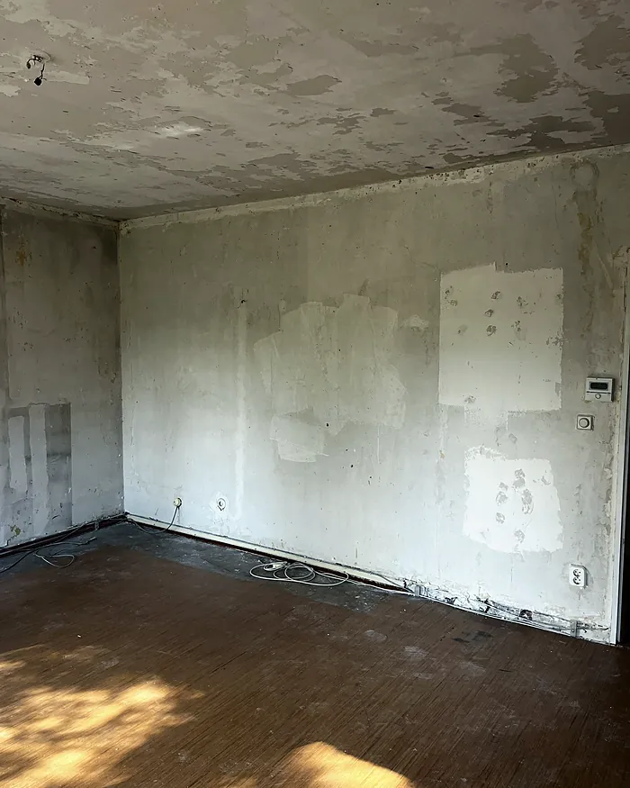 Renovierungsvorbereitung: Wand ist freigelegt