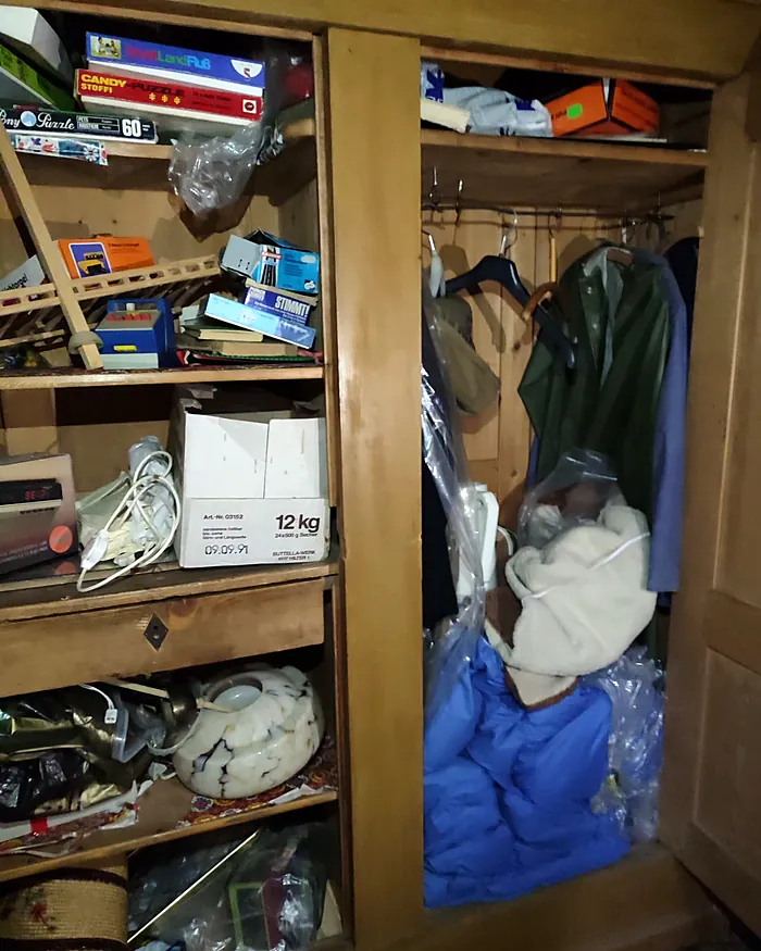 Voller Schrank vor der Räumung