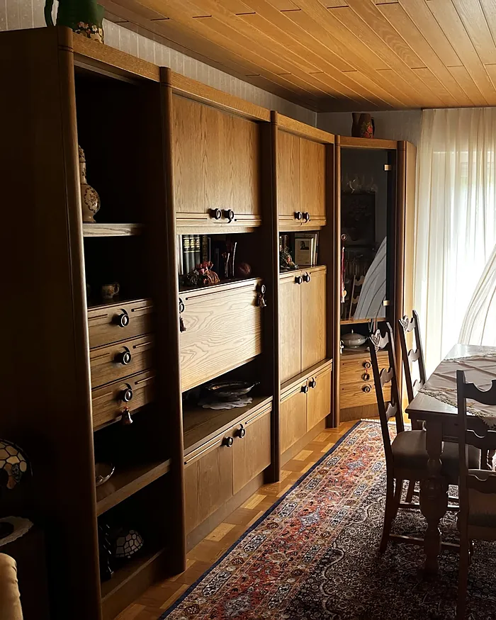 Haushaltsauflösung: volle Schrankwand im Wohnzimmer