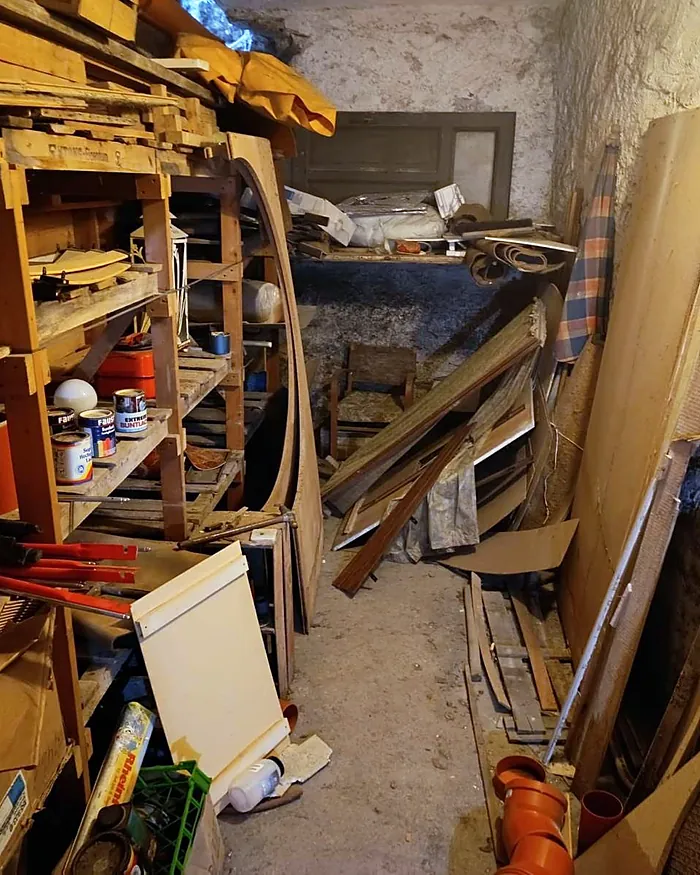 Schuppen voller Holz und Gerümpel