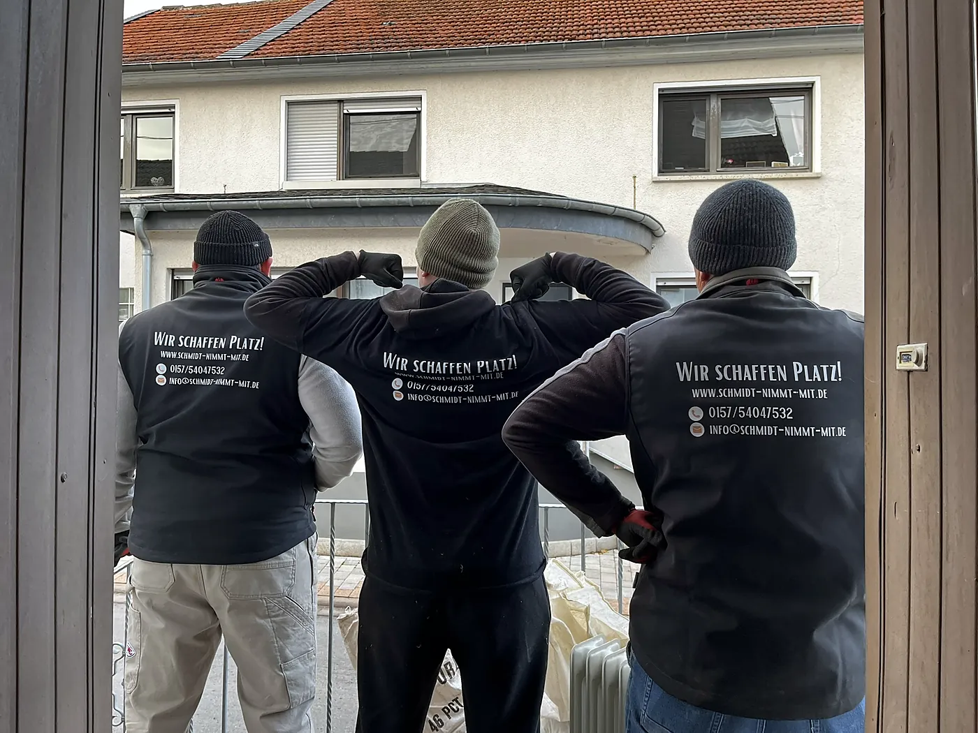 Drei Leute von Schmidt nimmt mit von hinten, auf den Pullis steht Wir schaffen Platz