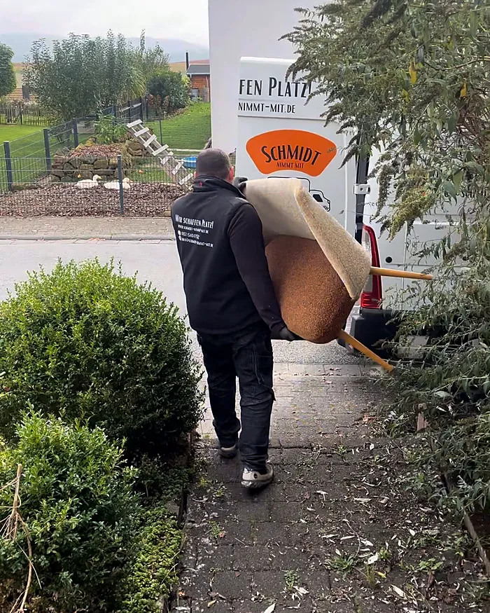 Möbel werden zum Transporter getragen