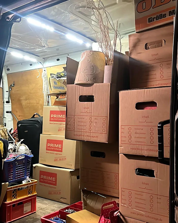 Transporter voller Kartons