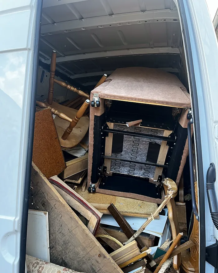 Voll beladener Transporter