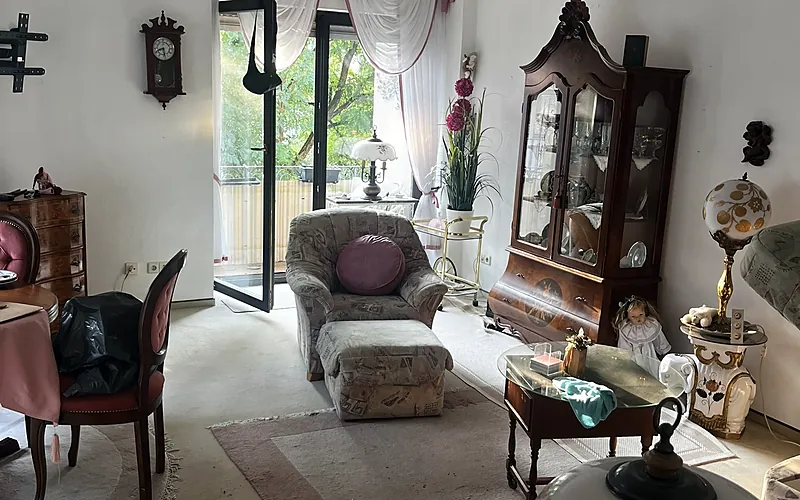 Wohnzimmer mit Vitrine vor der Haushaltsauflösung