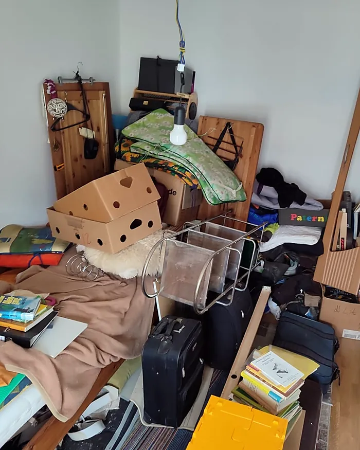 Volles Zimmer vor der Entrümpelung