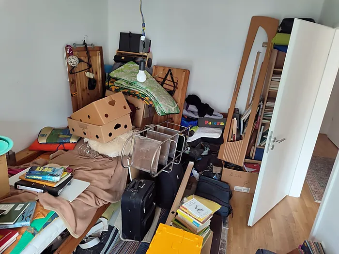 Volles Zimmer vor der Entrümpelung
